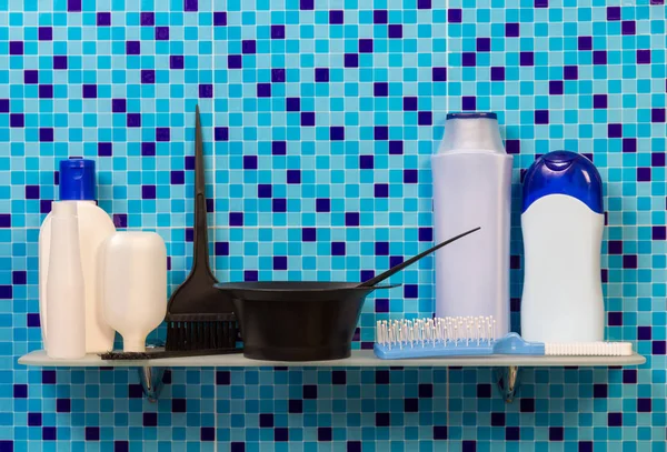 Полка в ванной комнате со средствами для покраски волос — стоковое фото