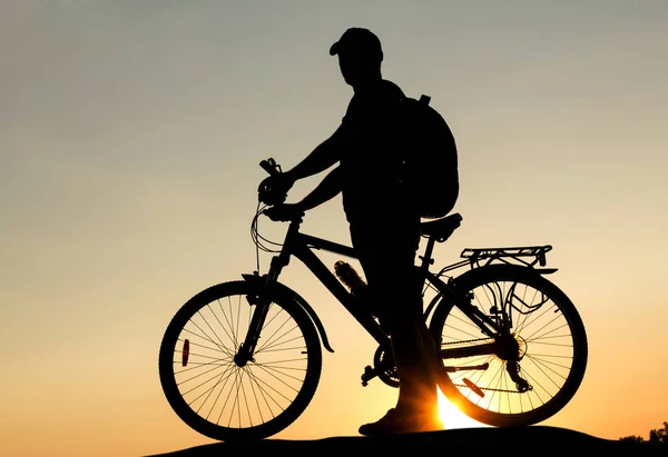 Koncepcja zdrowego stylu życia. Sylwetka rowerzystów o zachodzie słońca — Zdjęcie stockowe