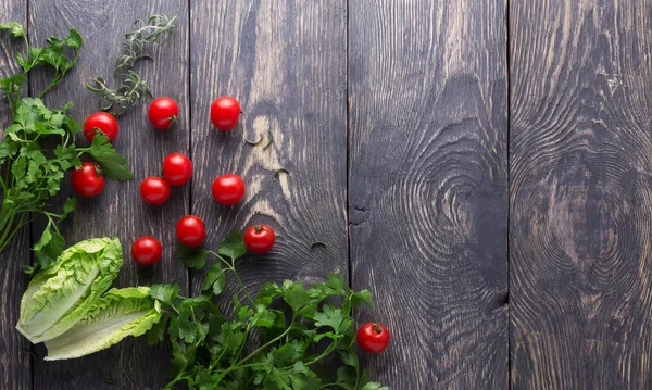 Pequeno tomate cereja e salsa fresca em tábuas de madeira — Fotografia de Stock