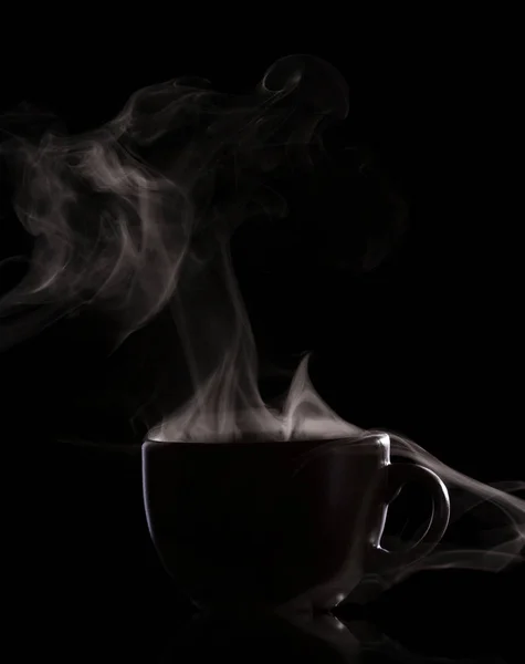 Силуэт чашки с горячим напитком и паром изолирован на черном b — стоковое фото