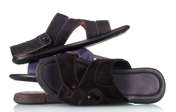 Stack av mäns sommar sandaler isolerade på vitt — Stockfoto