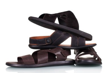 Dört erkek yaz sandala birbirlerine whit izole yığılmış