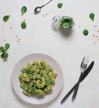 Bir lig üzerinde kase pesto soslu lezzetli orijinal şekil makarna