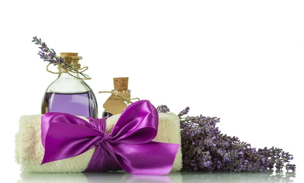 SPA-koncept. Lavendel olie, et blødt håndklæde og frisk duftende forgrening - Stock-foto