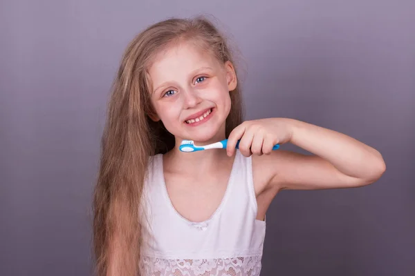 Concept of caring for the teeth. Little smiling girl brushing he — Stock Photo, Image