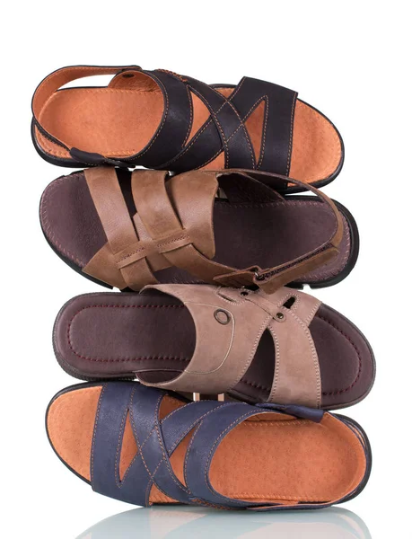 Stack av mäns sommar sandaler isolerade på vitt — Stockfoto
