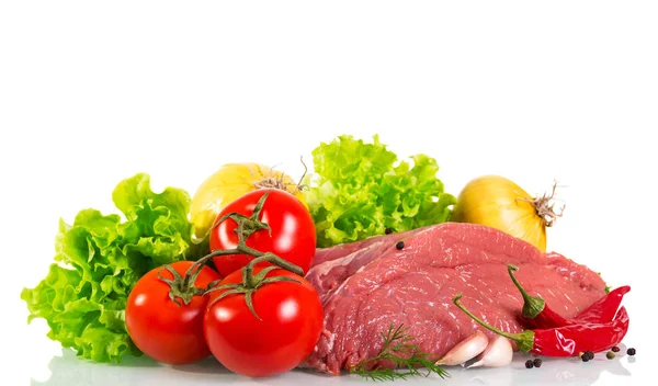 Carne fresca e legumes para cozinhar seus pratos favoritos isolados em branco — Fotografia de Stock