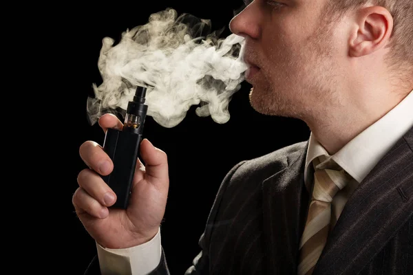Uomo d'affari con sigaretta elettronica e vapore isolato su nero — Foto Stock