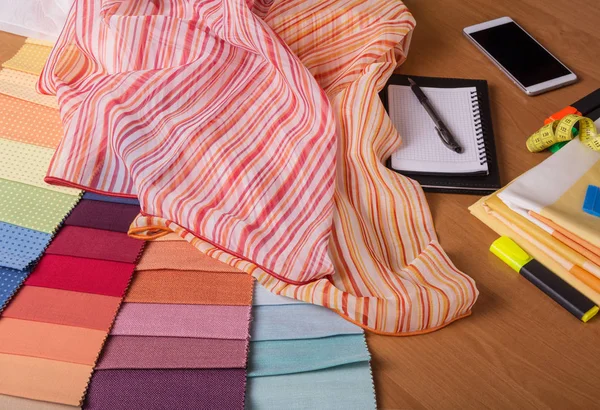 Advice about fabric choice and calculation of costs. Fabric stor — Stock Photo, Image