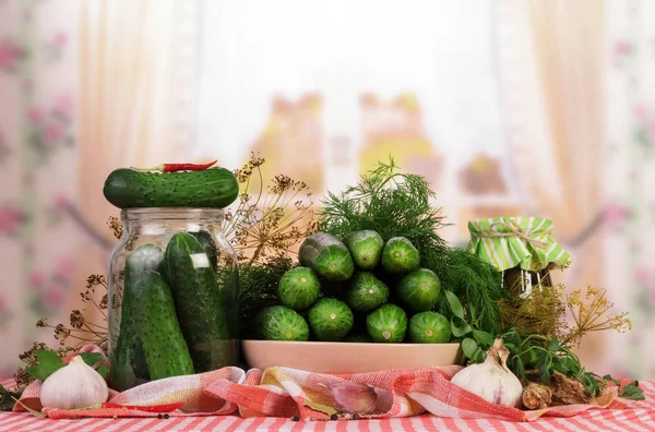 Conservação em vinagre, colheita de salgados de pepinos para o inverno em frascos na cozinha — Fotografia de Stock