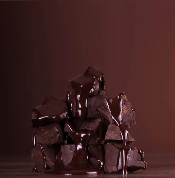 Deliciosas peças de chocolate escuro dobradas na torre — Fotografia de Stock