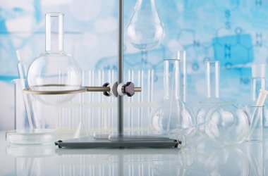 Kimya laboratuvarı. Deneyler, şişeler ve tüpler için çeşitli gereçler