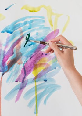 Kağıt üzerinde fırça ve su renkleri ile farklı renklerde soyut darbeler