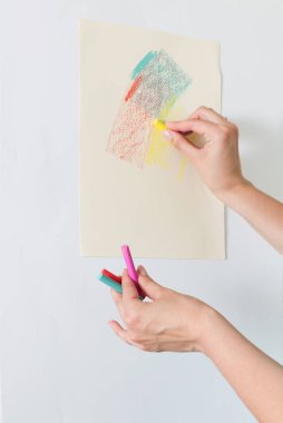 Kadın sanatçının eli kağıt üzerine tebeşir pastel çizmek, şüskül