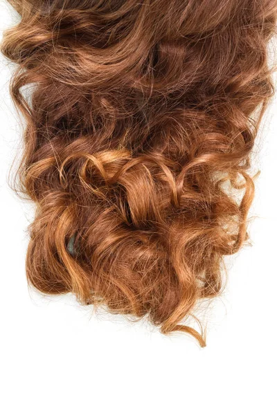 Piękne zadbane kręcone brązowe włosy na białym tle — Zdjęcie stockowe