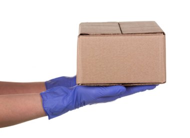 Yakından teslimatçı elinde karton eldiven, beyaz arka planda izole edilmiş karton kutu, paketleme modeli, teslimat hizmeti konsepti..