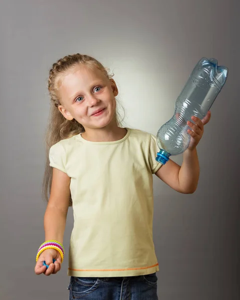 Klein Blank Meisje Grijze Achtergrond Met Een Lege Fles Water — Stockfoto