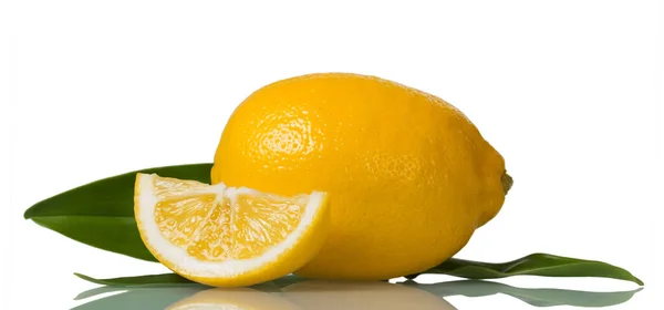 Lemon Nahaufnahme Mit Grünen Blättern Auf Isoliertem Weißen Hintergrund — Stockfoto