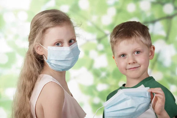 Jongen Meisje Doen Medisch Masker Gaan Tuin Spelen Coronavirus Quarantaine — Stockfoto