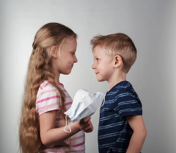 Cuarentena Acabó Concepto Una Pequeña Niña Niño Caucásicos Están Cerca —  Fotos de Stock