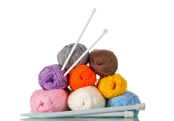 Espetos Multicoloridos Fios Para Tricotar Close Isolado Fundo Branco — Fotografia de Stock