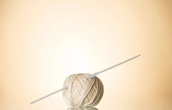 Bola Bege Para Tricotar Com Uma Agulha Tricô Presa Close — Fotografia de Stock