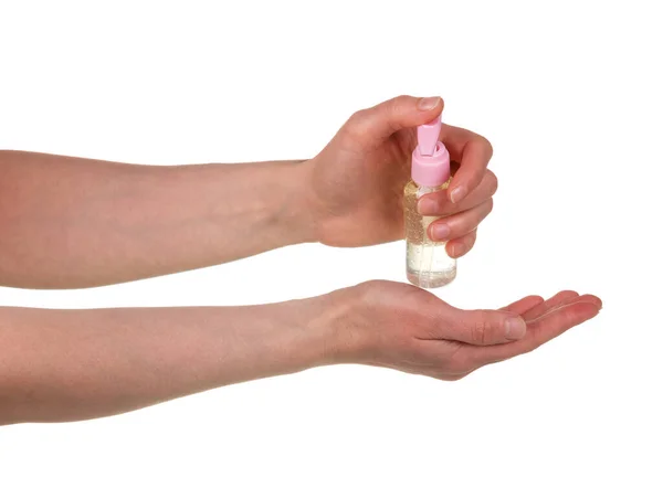 女性の手は手の手のひらに消毒剤をスプレーします 白い背景に隔離されたクローズアップ — ストック写真