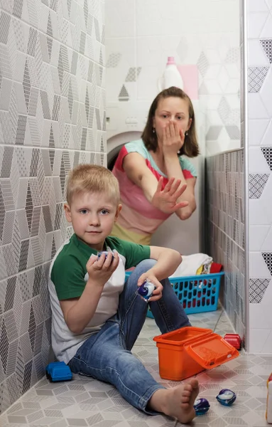 Badrummet Risk För Förgiftning Barn Med Tvättkapslar — Stockfoto