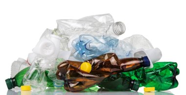 Geri dönüşüm konsepti. Geri dönüştürülebilir plastik atık beyaz arkaplanda izole edildi