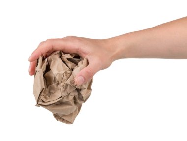 Kadın eli, beyaz arka planda izole edilmiş ambalaj için buruşmuş atık kağıt atıyor