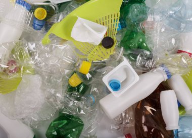 Üst Manzara. Geri dönüşüm için plastik atık. Boş içecek kutuları ve diğerleri