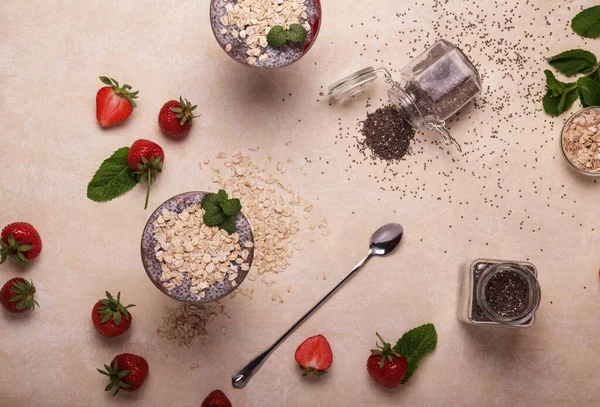 Alimentación Saludable Postres Con Fresas Semillas Chía Avena Sobre Fondo —  Fotos de Stock