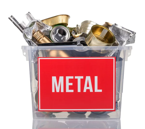 回收的概念 容器中的金属饮料罐和罐体 其铭文金属在白色背景上隔离 — 图库照片