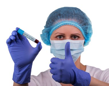 Covid-19 salgını konsepti. Kişisel koruyucu ekipman hemşiresi beyaz arka planda virüse karşı negatif test uyguluyor