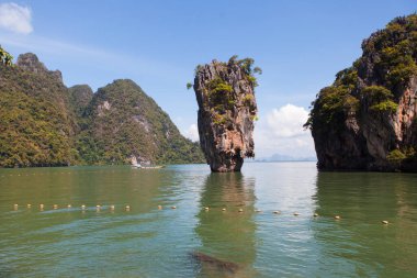 Tayland 'daki James Bond Adası. Denizin ortasında bir uçurum.