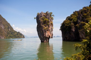 Tayland 'daki James Bond Adası. Denizin ortasında bir uçurum.