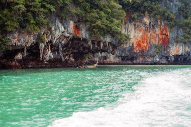 Uçurumun kenarındaki küçük tahta balıkçı teknesi.