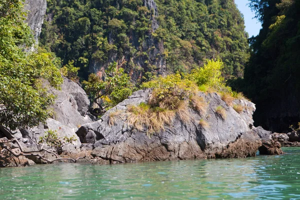 岛上悬崖边的海里躺着一块巨石 — 图库照片