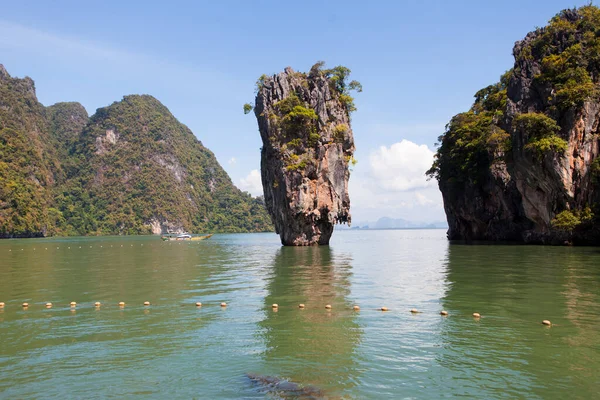 タイのジェームズ ボンド島 海の真ん中の崖 — ストック写真