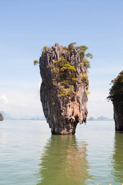 タイのジェームズ ボンド島 海の真ん中の崖 — ストック写真