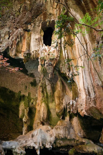 Cueva Está Alto Acantilado Isla —  Fotos de Stock