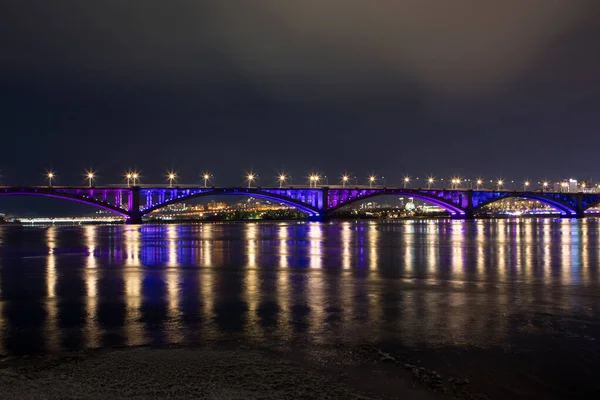 Iluminación Festiva Nocturna Del Puente Sobre Río —  Fotos de Stock