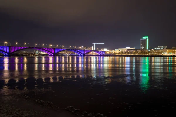 Iluminación Festiva Nocturna Del Puente Sobre Río —  Fotos de Stock