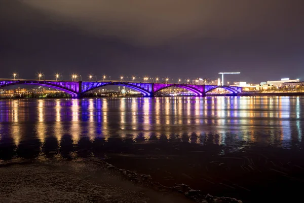 Iluminación Festiva Nocturna Del Puente Sobre Río —  Fotos de Stock