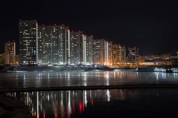 湖边公寓楼的住宅区 夜城的灯光 — 图库照片
