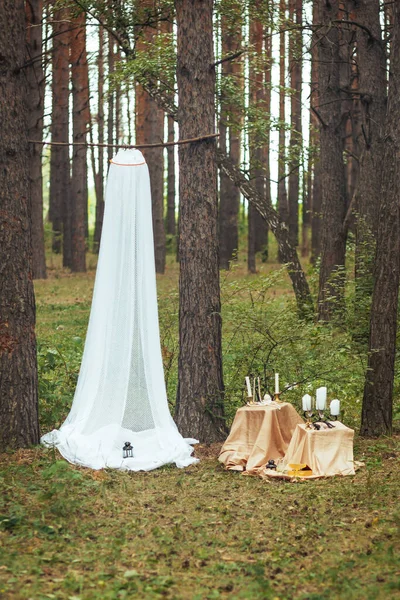 Zwei Tische Mit Kerzen Und Gläsern Neben Einem Aufklappbaren Zelt — Stockfoto