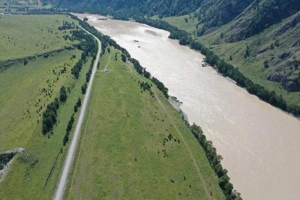 Katun nehir kıyısı, Kemal ilçesi, Altay Cumhuriyeti, Ağustos yaz ayı