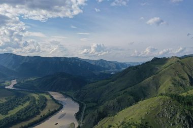 Katun nehir kıyısı, Kemal ilçesi, Altay Cumhuriyeti, Ağustos yaz ayı