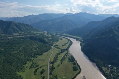 dağın eteklerinde çim, yukarıdan görünümü, Ağustos yaz ayı, akşam