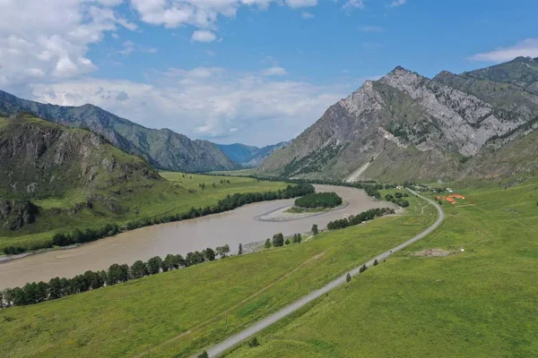 Katun nehir kıyısı, Kemal ilçesi, Altay Cumhuriyeti, Ağustos yaz ayı